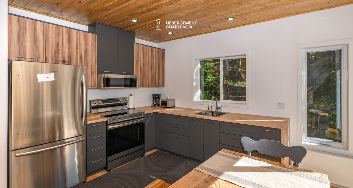 NAF-256 - Cottage on the edge of a lake with trail, waterfall and pond